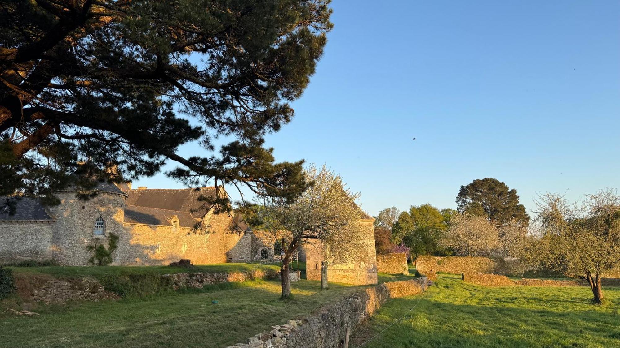 Gite De Couple Cosy Avec Vue Sur Chateau Tremohar - Golfe Du Morbihan, 20 Min De Vannes Berric Ngoại thất bức ảnh